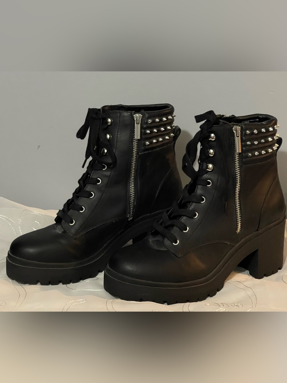 Steve Madden Black Studded Lace-Up Platform Ankle Boots - Women - Size 9.5